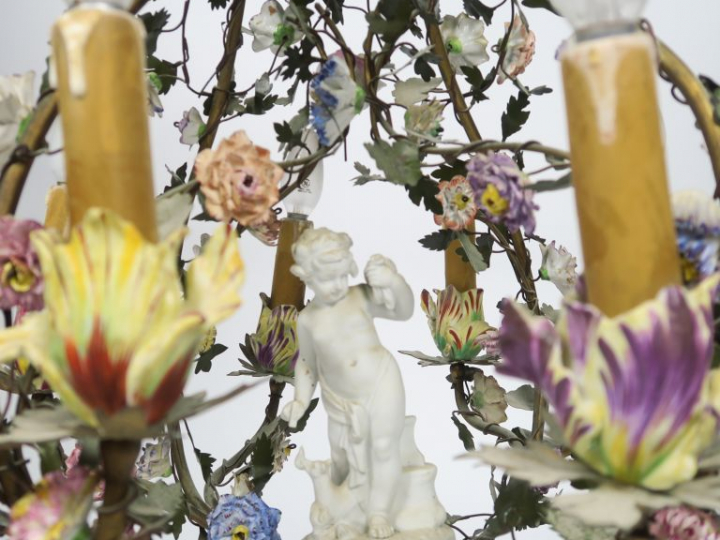 Lustre de style Louis XVI en tôle et émail polychrome, à décor de fleu