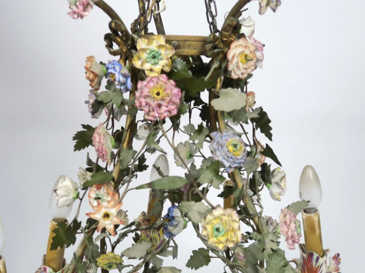 Lustre de style Louis XVI en tôle et émail polychrome, à décor de fleu