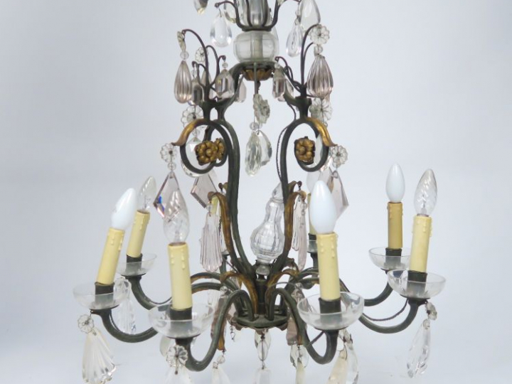 Lustre à pampilles de style Louis XV éclairant à huit lumières.  H. 61