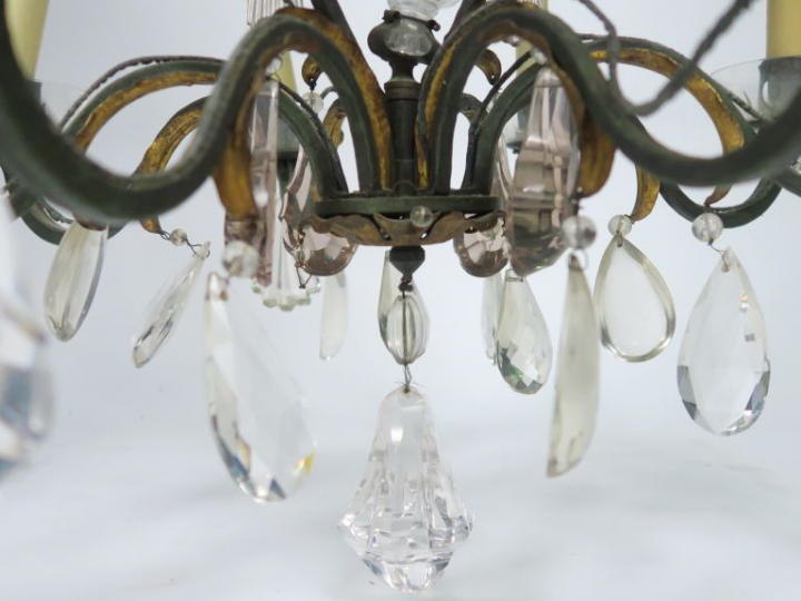 Lustre à pampilles de style Louis XV éclairant à huit lumières.  H. 61