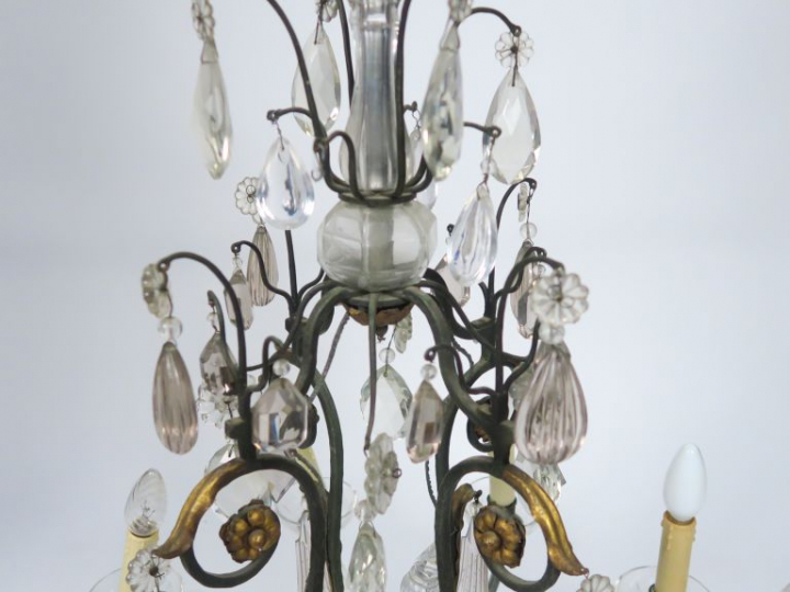 Lustre à pampilles de style Louis XV éclairant à huit lumières.  H. 61