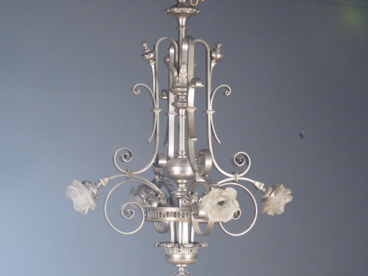Lustre de style Renaissance en bronze argenté éclairant à cinq lumière