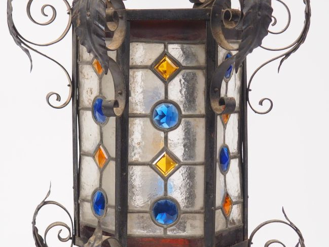 Lanterne de vestibule de style Haute-Epoque en vitrail et tôle. H. 100