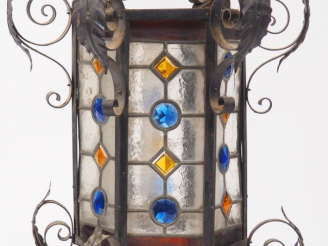 Vente aux enchères Lanterne de vestibule de style Haute-Epoque en vitrail et tôle. H. 100