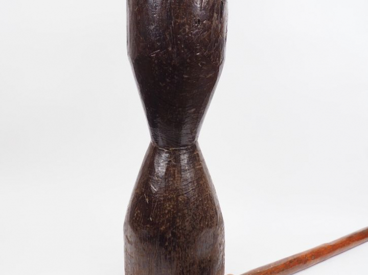 Grand mortier et son pilon en bois naturel. H. 79,5 cm