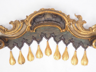 Vente aux enchères Cantonniere  XVIIIème en bois sculpté polychrome, patiné et doré à déc