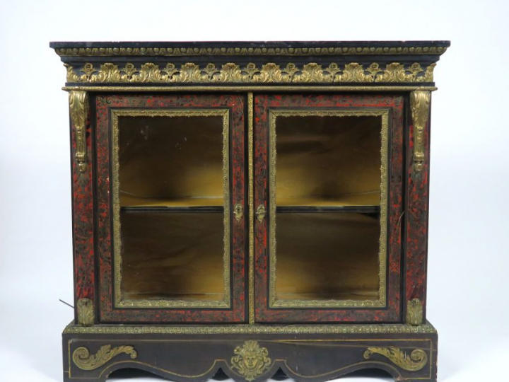Vitrine Napoléon III en bois noirci et marqueterie Boulle, ouvrant à d