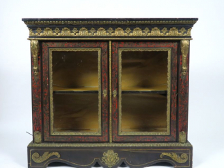 Vente aux enchères Vitrine Napoléon III en bois noirci et marqueterie Boulle, ouvrant à d