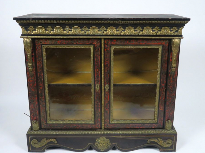 Vitrine Napoléon III en bois noirci et marqueterie Boulle, ouvrant à d