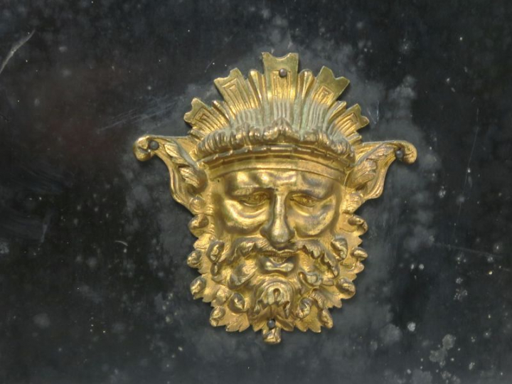 Vitrine Napoléon III en bois noirci et marqueterie Boulle, ouvrant à d