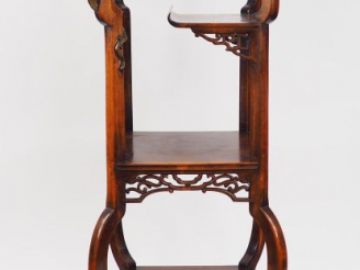Vente aux enchères Gabriel VIARDOT (atrribué à) Sellette de style Extrême-Orient en bois 