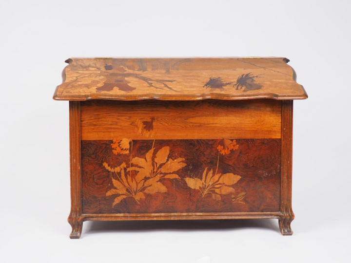 GALLE. Coffre en marqueterie, à décor de ramasseurs de fagots, de fleu