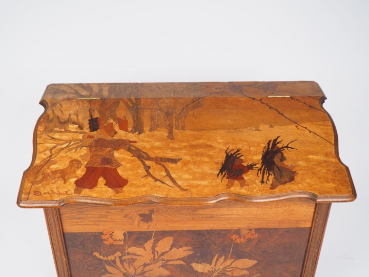 GALLE. Coffre en marqueterie, à décor de ramasseurs de fagots, de fleu