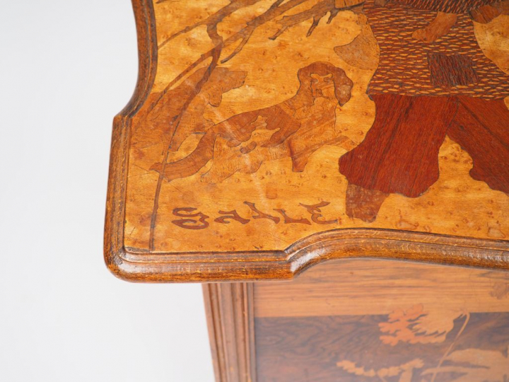 GALLE. Coffre en marqueterie, à décor de ramasseurs de fagots, de fleu