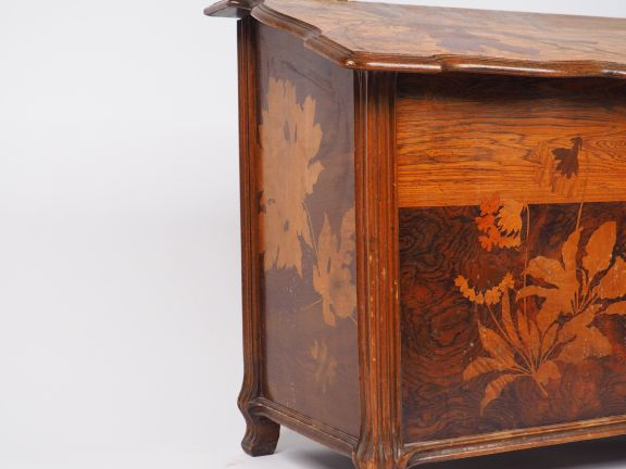 GALLE. Coffre en marqueterie, à décor de ramasseurs de fagots, de fleu