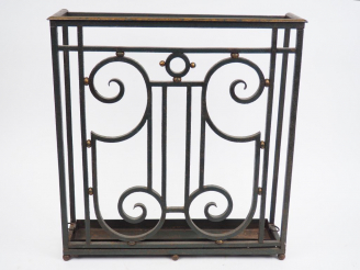 Vente aux enchères Porte-parapluie de style Art déco en fer forgé. 60 x 57 x 15,5 cm
