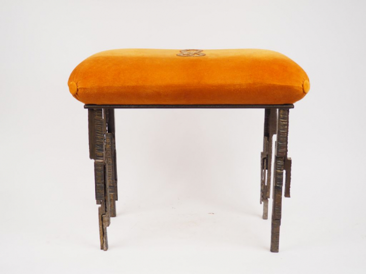 Tabouret 1970, piètement en fer forgé, garniture de velours monogrammé