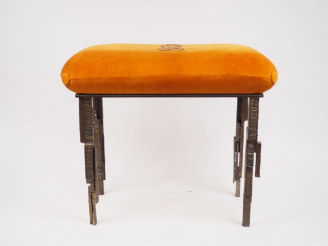 Vente aux enchères Tabouret 1970, piètement en fer forgé, garniture de velours monogrammé