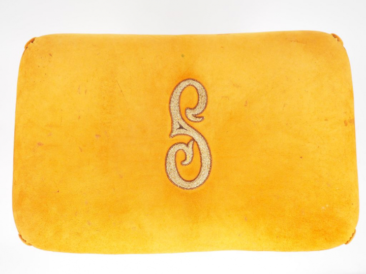 Tabouret 1970, piètement en fer forgé, garniture de velours monogrammé