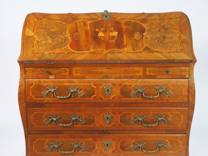 Commode scriban Louis XV en marqueterie, à décor de cartouches et de t