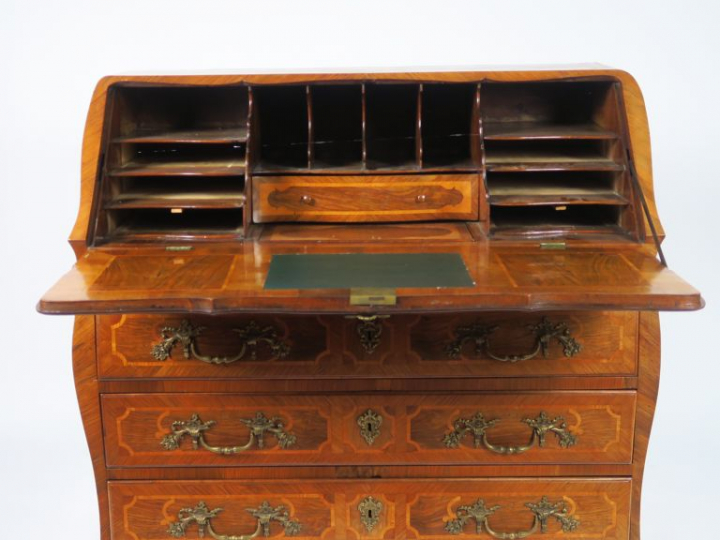 Commode scriban Louis XV en marqueterie, à décor de cartouches et de t