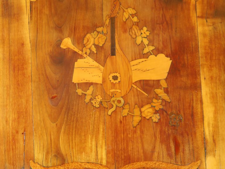 Commode scriban Louis XV en marqueterie, à décor de cartouches et de t
