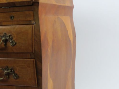 Commode scriban Louis XV en marqueterie, à décor de cartouches et de t