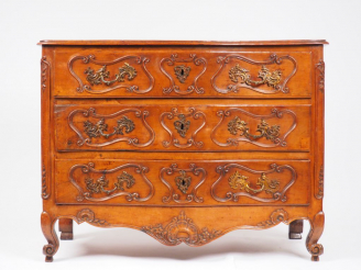 Vente aux enchères Commode Louis XV en noyer mouluré et sculpté, ouvrant à trois tiroirs,