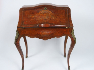 Vente aux enchères Bureau dos d'âne de style Louis XV en marqueterie, à décor de fleurs, 