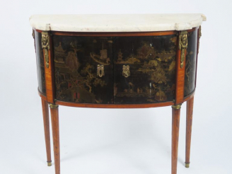 Vente aux enchères Console demi-lune de style Louis XVI en bois laqué et marqueterie, à d