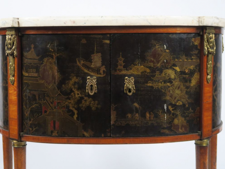 Console demi-lune de style Louis XVI en bois laqué et marqueterie, à d