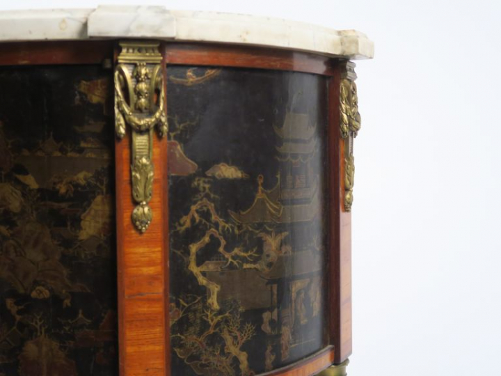 Console demi-lune de style Louis XVI en bois laqué et marqueterie, à d