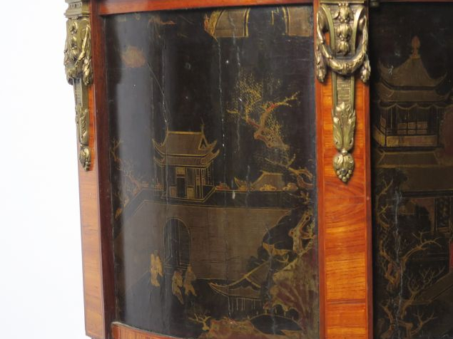 Console demi-lune de style Louis XVI en bois laqué et marqueterie, à d