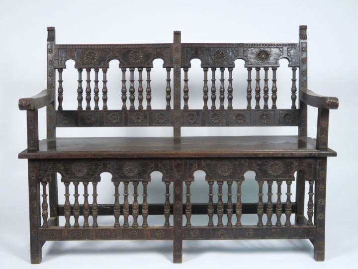 Paire de bancs de style Henri II en chêne mouluré et sculpté, à décor 
