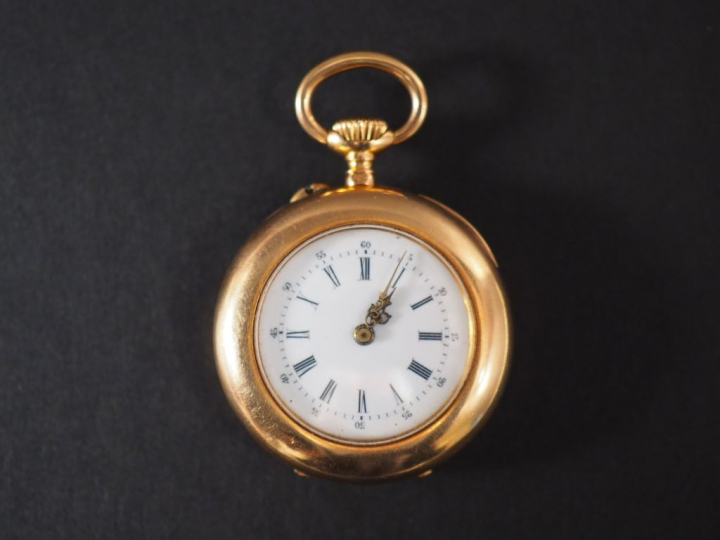 Montre de col en or jaune.  Cadran à chiffres arabes pour les minutes 