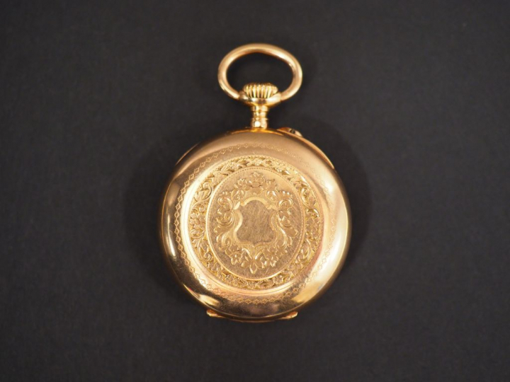 Montre de col en or jaune.  Cadran à chiffres arabes pour les minutes 