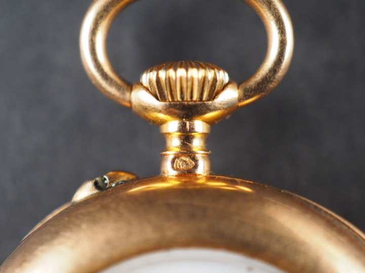 Montre de col en or jaune.  Cadran à chiffres arabes pour les minutes 