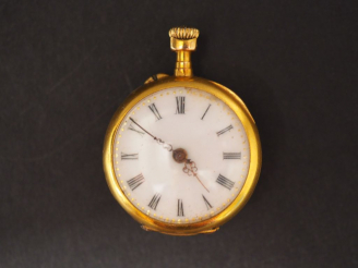 Vente aux enchères Petite montre de col en or jaune.  Chiffres romains pour les heures. L