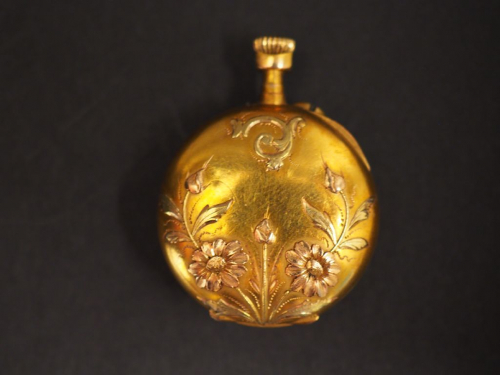 Petite montre de col en or jaune.  Chiffres romains pour les heures. L