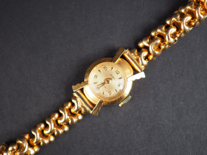 ARIS. Montre bracelet de dame, boitier et bracelet en or jaune. Poids 
