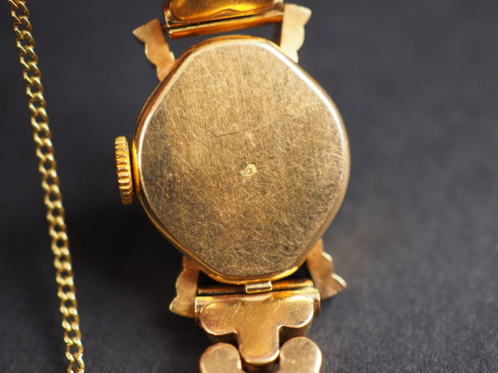 ARIS. Montre bracelet de dame, boitier et bracelet en or jaune. Poids 