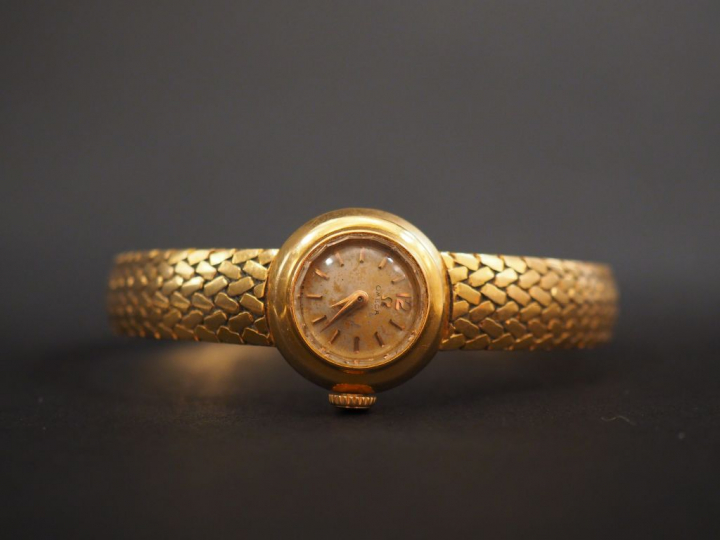 OMEGA. Montre de dame en or jaune, boitier et bracelet en or jaune.  P