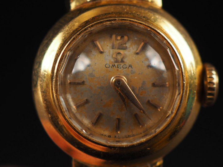 OMEGA. Montre de dame en or jaune, boitier et bracelet en or jaune.  P