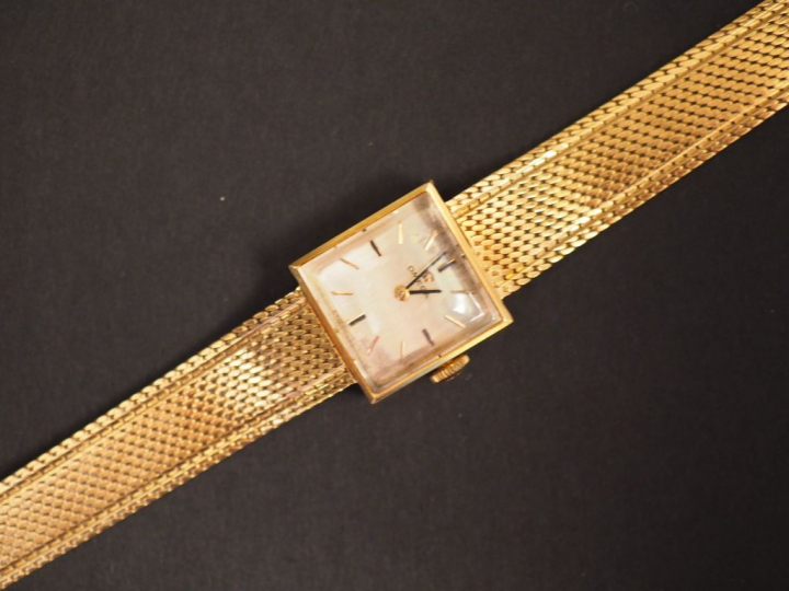 OMEGA. Montre de dame, boiter et bracelet en or jaune.  Boitier de for