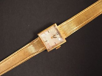 Vente aux enchères OMEGA. Montre de dame, boiter et bracelet en or jaune.  Boitier de for