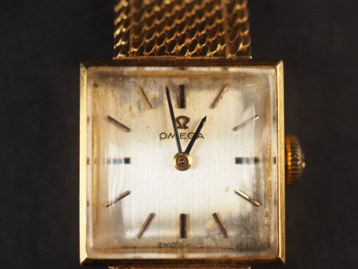 OMEGA. Montre de dame, boiter et bracelet en or jaune.  Boitier de for