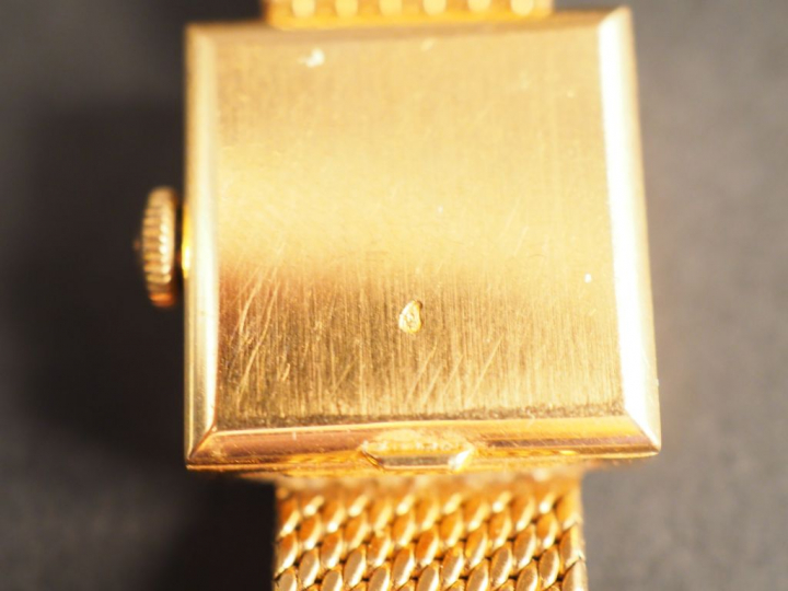 OMEGA. Montre de dame, boiter et bracelet en or jaune.  Boitier de for