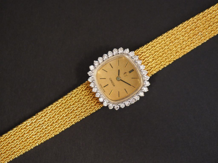 OMEGA. Montre bracelet de dame, bracelet en or jaune.  Boitier en or e