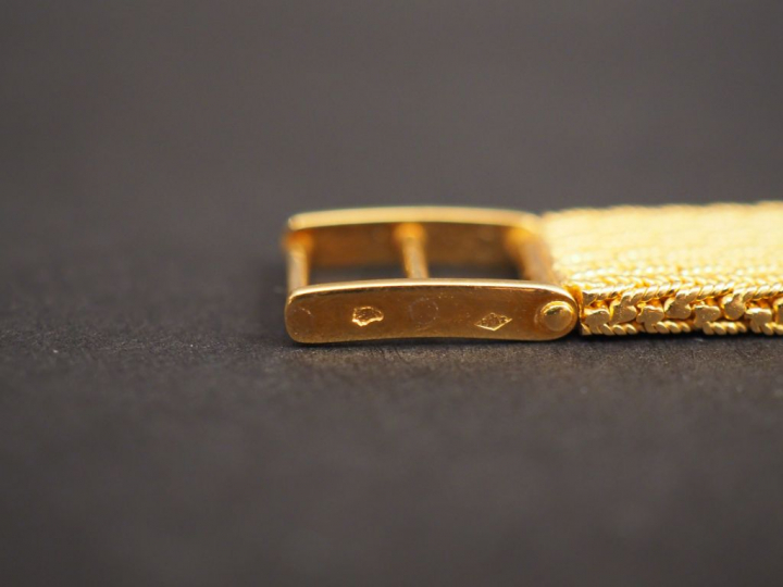 OMEGA. Montre bracelet de dame, bracelet en or jaune.  Boitier en or e