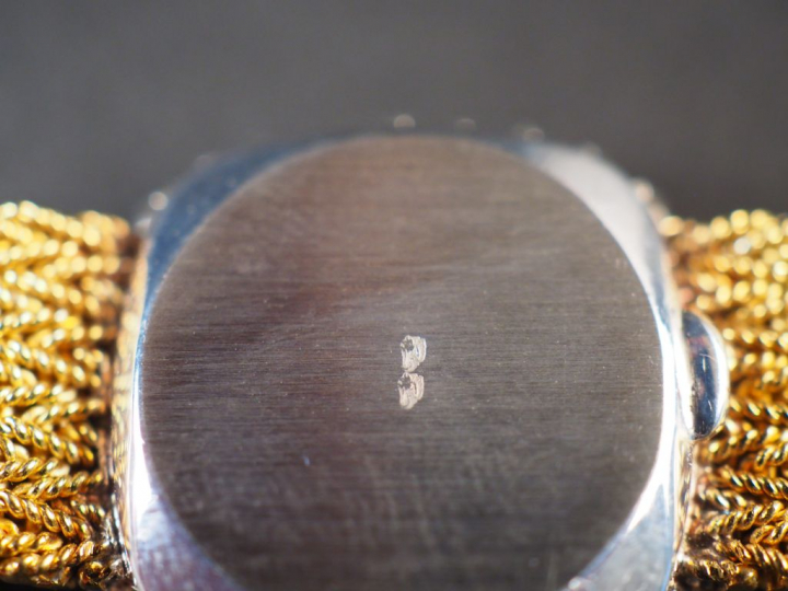 OMEGA. Montre bracelet de dame, bracelet en or jaune.  Boitier en or e